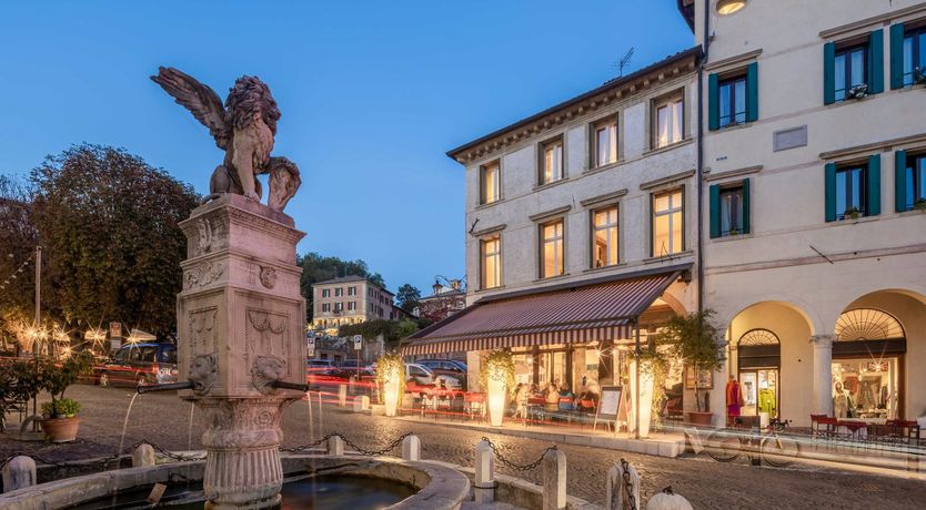 Photo of Queen's Crown