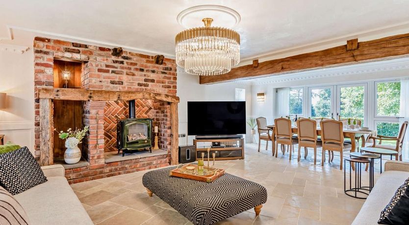 Photo of 6 Bed in Oaken