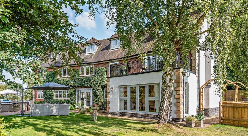 Photo of 6 Bed in Oaken