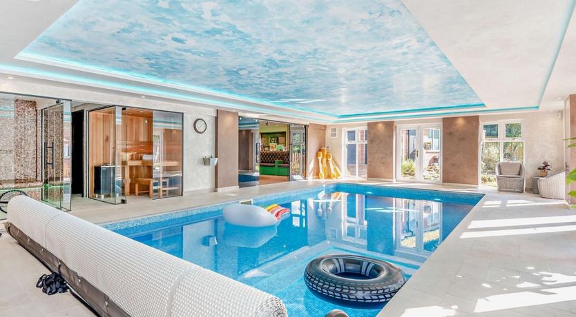 Photo of 6 Bed in Oaken