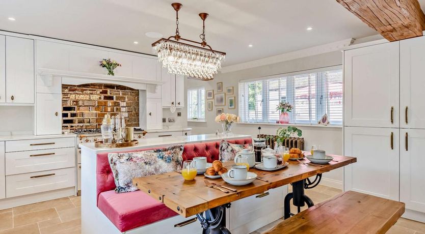 Photo of 6 Bed in Oaken