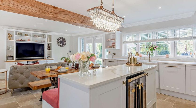 Photo of 6 Bed in Oaken