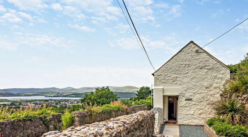 Photo of 2 Bed in Segurinside