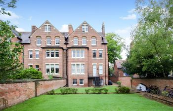 Oxford in Bloom Apartment