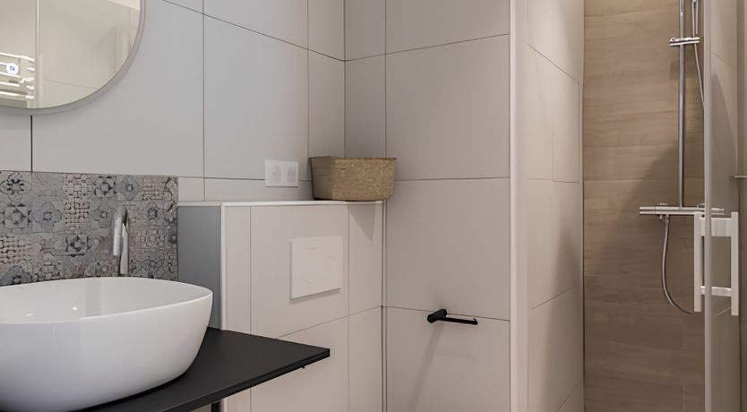 Photo of The Oenophile's Eiffel