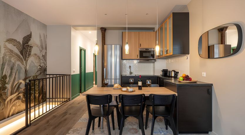 Photo of The Oenophile's Eiffel