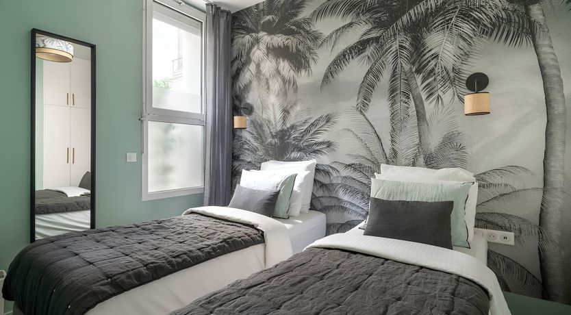 Photo of The Oenophile's Eiffel