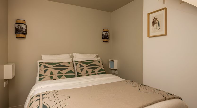 Photo of The Oenophile's Eiffel