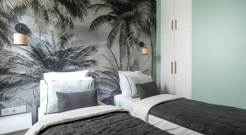 Photo of The Oenophile's Eiffel