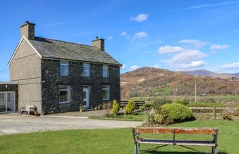 Ymwlch Bach Farmhouse Holiday Cottage