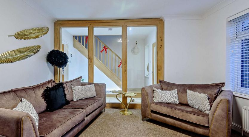 Photo of 5 Bed in Markby