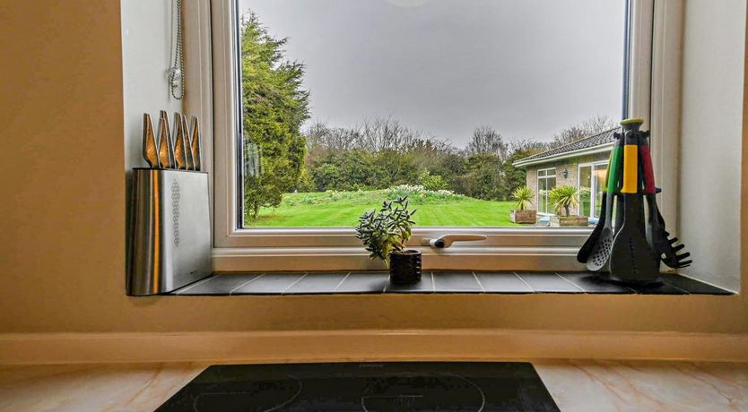 Photo of 4 Bed in Old Newton