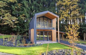 Luxe Timber Lodge & Yoga Loft Holiday Home