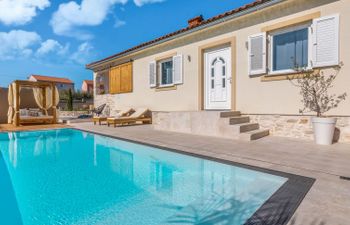 Luna Holiday Home