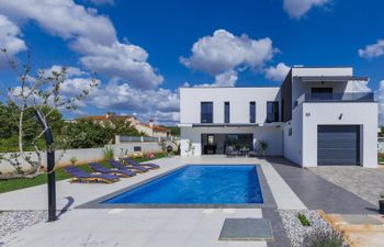 Black&White Holiday Home