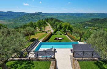 Villa Over the Hilltop Holiday Home
