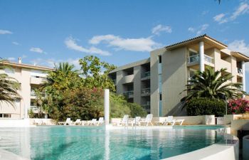 MB4 piscine Apartment 2 Holiday Home