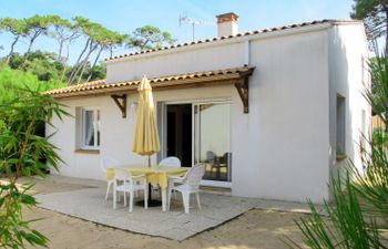 Les Etrilles Holiday Home