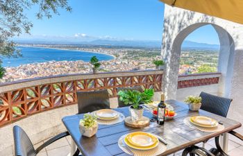 Villa Cecilia Holiday Home