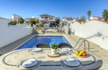 Calima Holiday Home