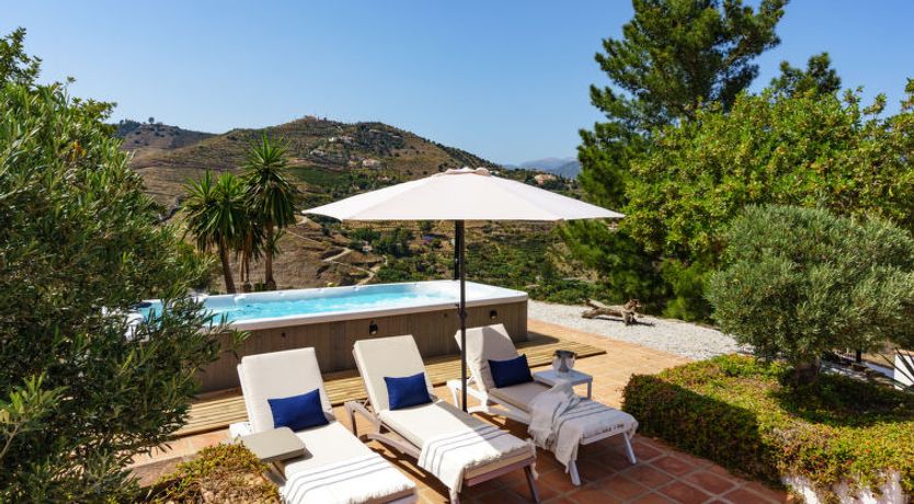 Photo of Camelia Blanca