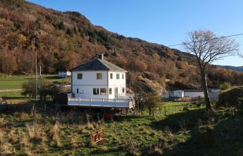 Sjøtun Holiday Home