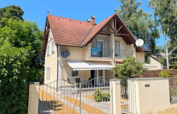 Freesia Holiday Home