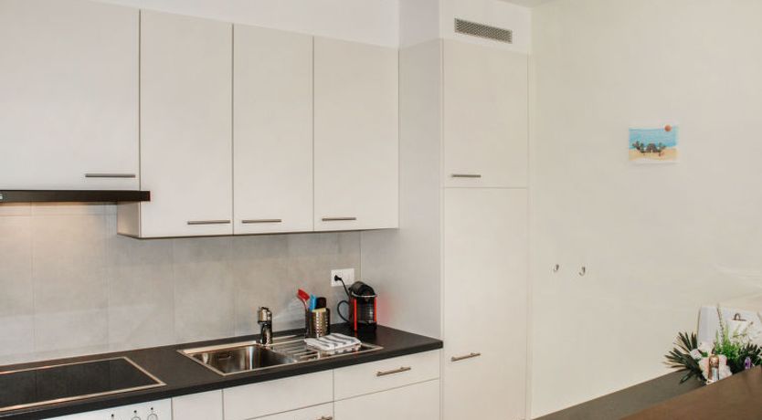 Photo of Sabrina App. 006