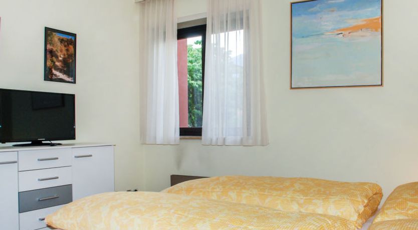 Photo of Sabrina App. 006