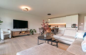 Whispering Waves with parking & terrace Holiday Home
