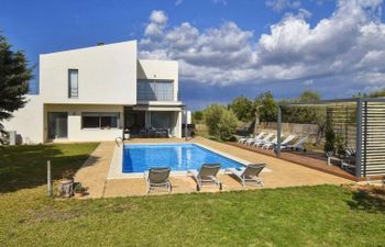 Caleu Holiday Home