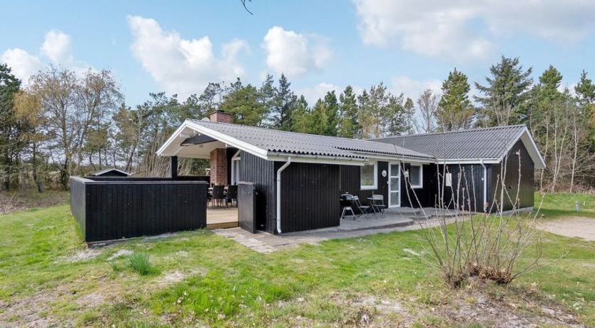 Photo of "Mikaela" - 1km from the sea