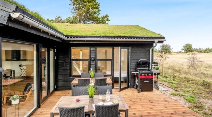 Photo of "Elisenda" - 625m from the sea