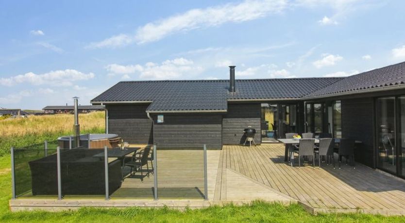 Photo of "Månviva" - 500m from the sea