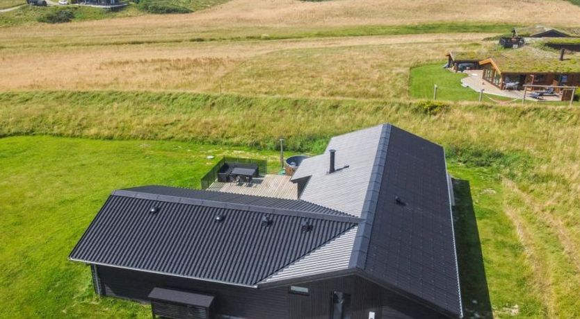 Photo of "Månviva" - 500m from the sea