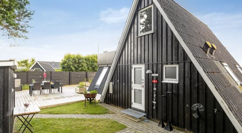 Photo of "Hunding" - 600m from the sea