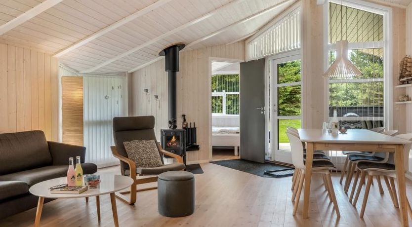 Photo of "Barnet" - 2.2km from the sea