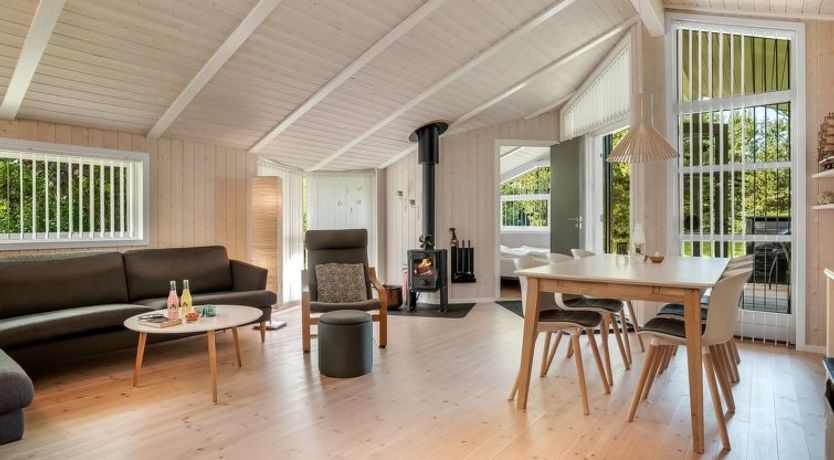 Photo of "Barnet" - 2.2km from the sea