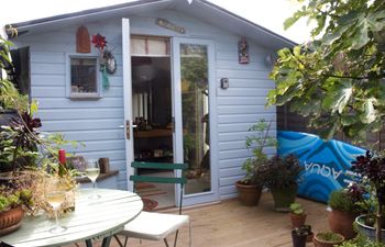 The Artist's Cabin By The Sea Holiday Home