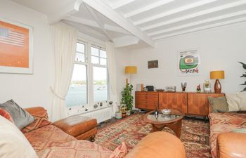 Zawn Haven - Waterfront House Holiday Home