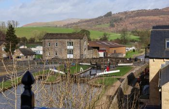 The Swans Nest Lock View Holiday Home