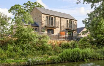 The Swans Nest Lock View Holiday Home