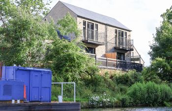 Waters Edge Lock View Holiday Home