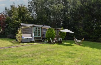 Burr 1 Shepherds Hut Holiday Home