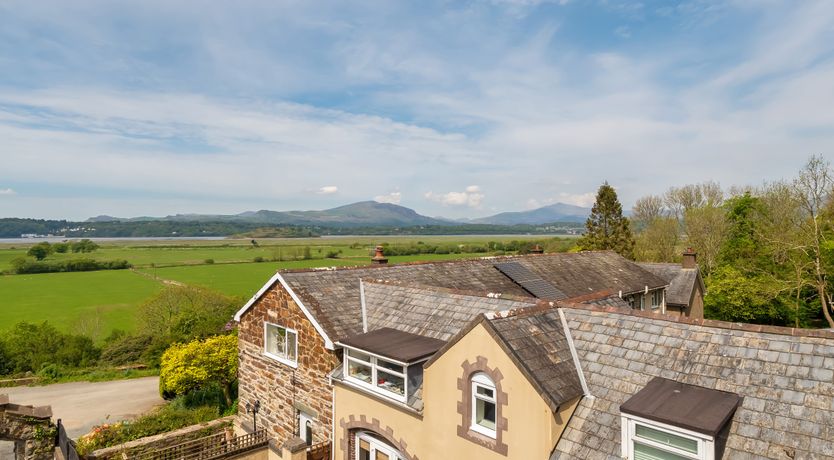 Photo of Caerffynnon House