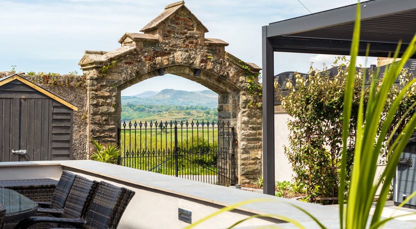 Photo of Caerffynnon House