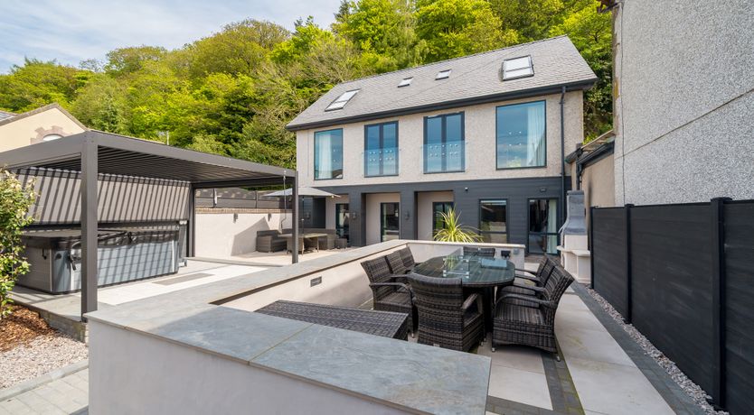 Photo of Caerffynnon House