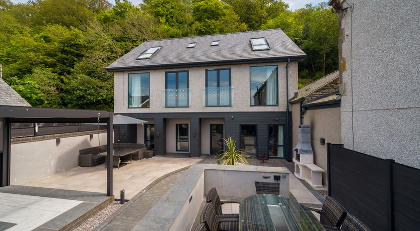 Photo of Caerffynnon House