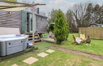 Burr 2 Shepherds Hut Holiday Home