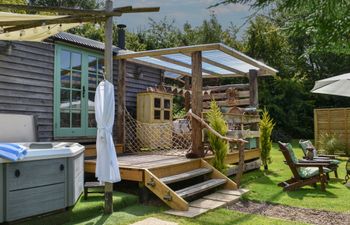 Burr 2 Shepherds Hut Holiday Home